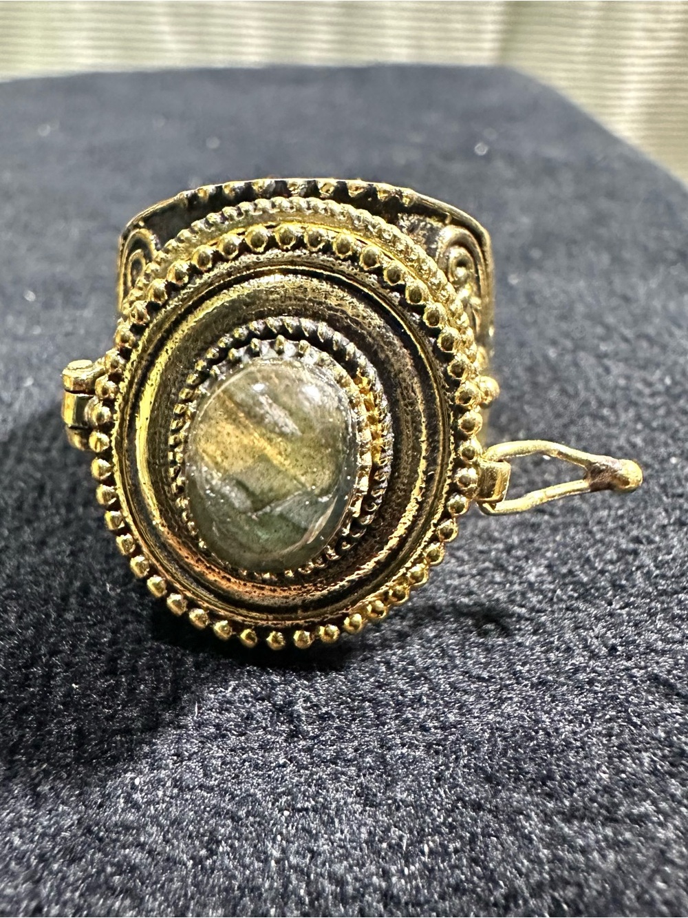 Vtg: *Unisex* Brass & Aventurine Gemstone Poison Ring